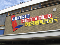 905450 Afbeelding van het beeldmerk van het Gerrit Rietveld College boven de ingang van het schoolgebouw (Eykmanlaan ...
